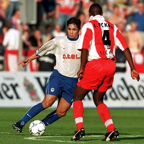 Hertha-Stürmer Alex Alves spielt den Verteidiger Moses Sichone vom 1. FC Köln aus.