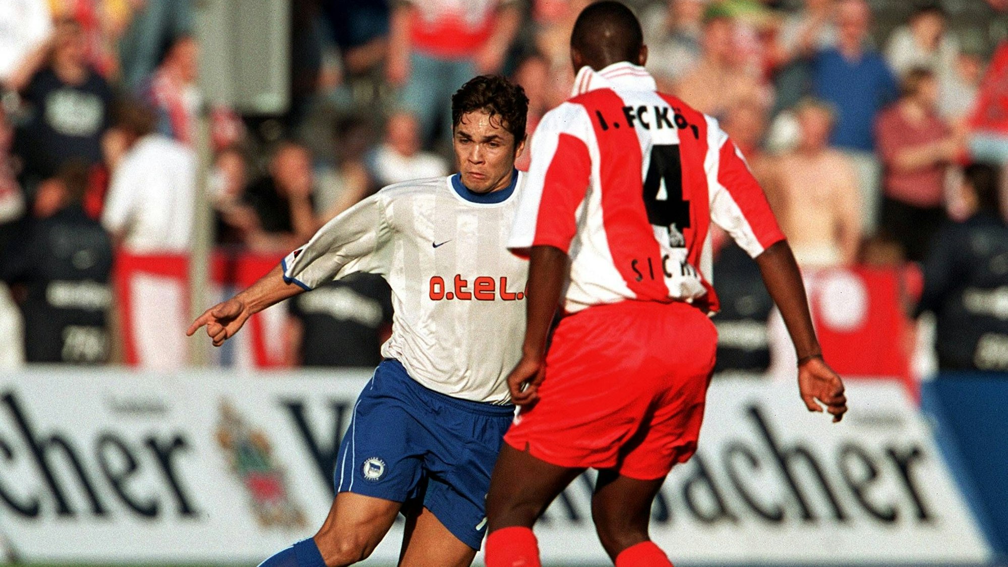 Hertha-Stürmer Alex Alves spielt den Verteidiger Moses Sichone vom 1. FC Köln aus.