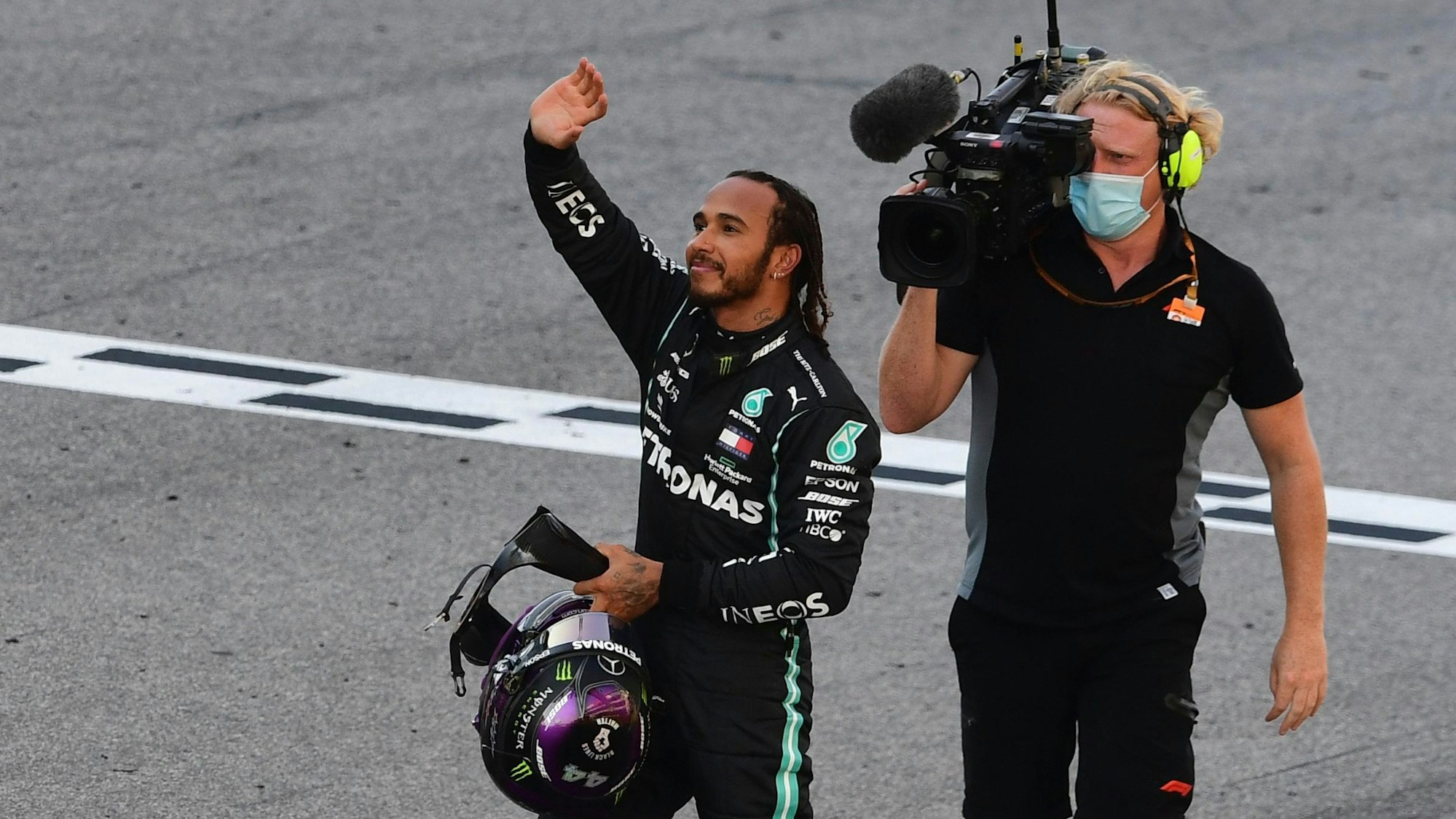 Lewis Hamilton aus Großbritannien vom Team Mercedes freut sich nach einem Rennen und winkt.