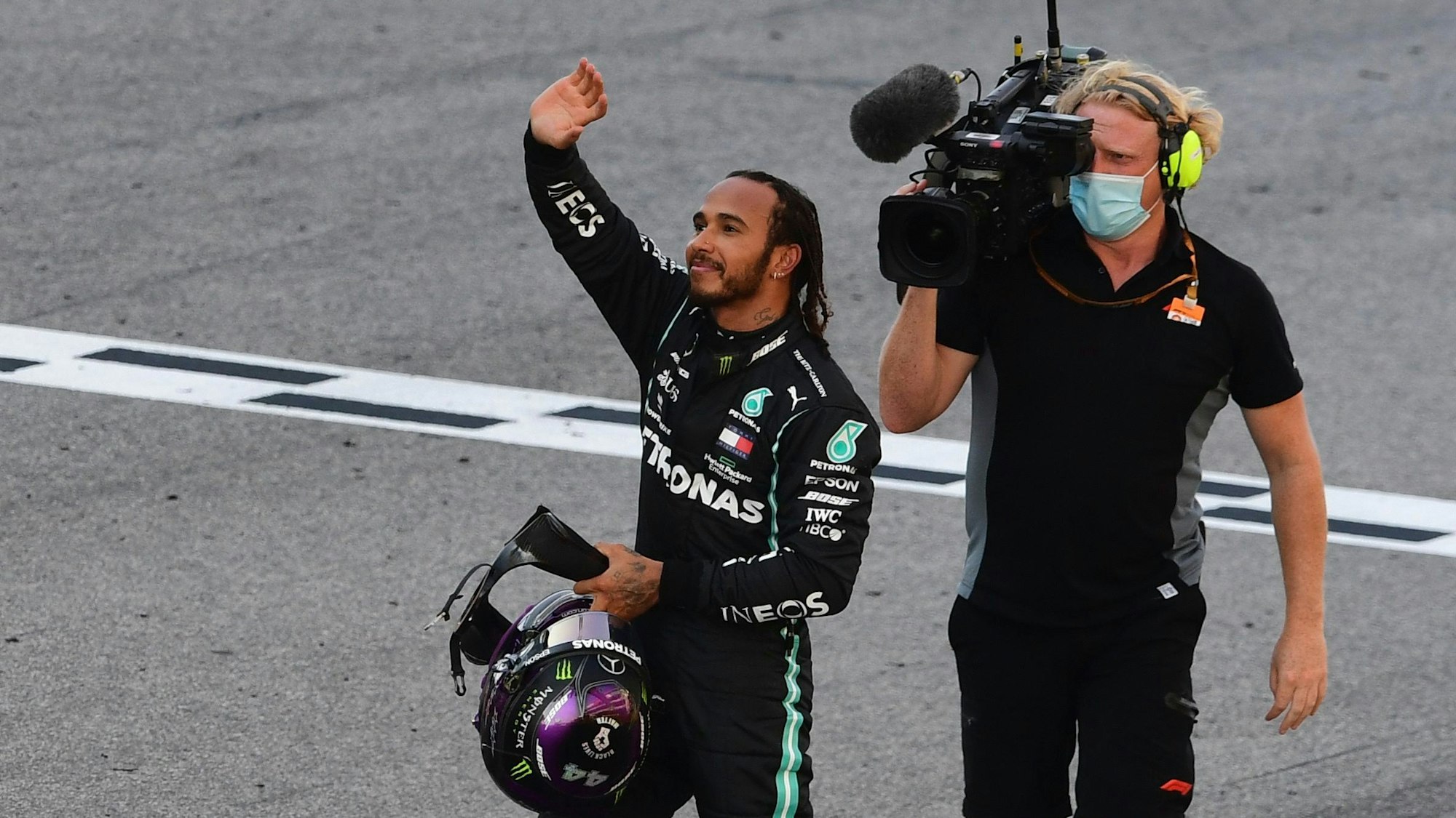 Lewis Hamilton aus Großbritannien vom Team Mercedes freut sich nach einem Rennen und winkt.