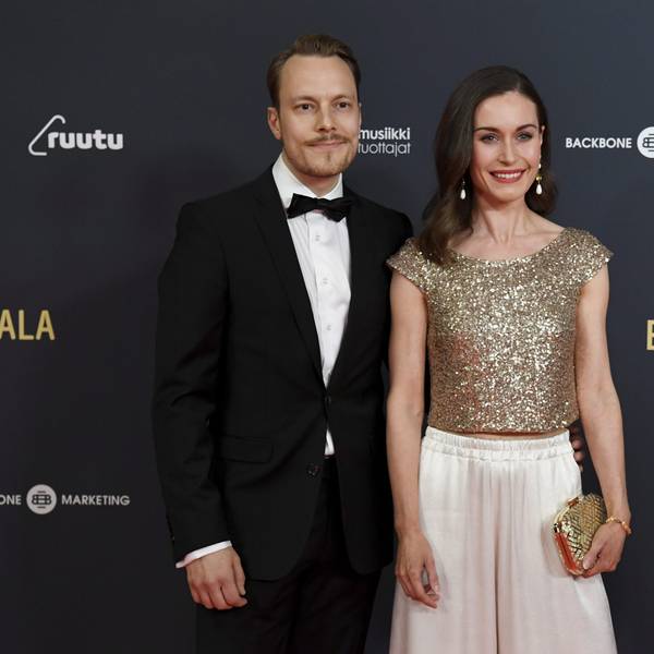 Sanna Marin, Ministerpräsidentin von Finnland, und ihr Ehemann Markus Räikkönen bei einer Veranstaltung. Das Paar hat nun die Scheidung eingereicht. (Archivbild)