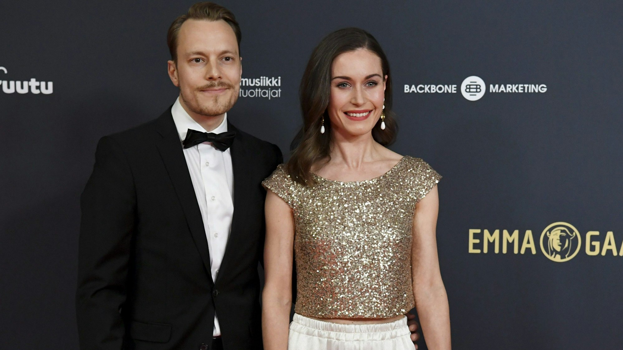 Sanna Marin, Ministerpräsidentin von Finnland, und ihr Ehemann Markus Räikkönen bei einer Veranstaltung. Das Paar hat nun die Scheidung eingereicht. (Archivbild)