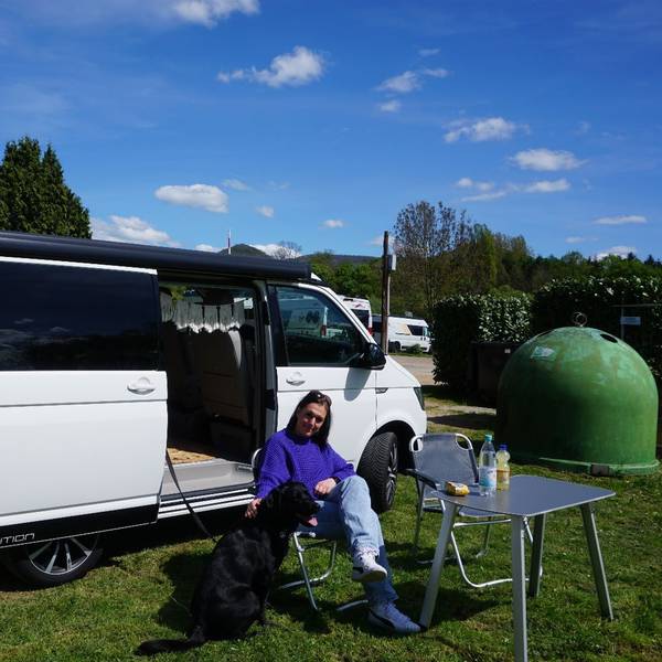 Tanja Wessendorf und Hund Jazz vor dem Bulli in Remagen