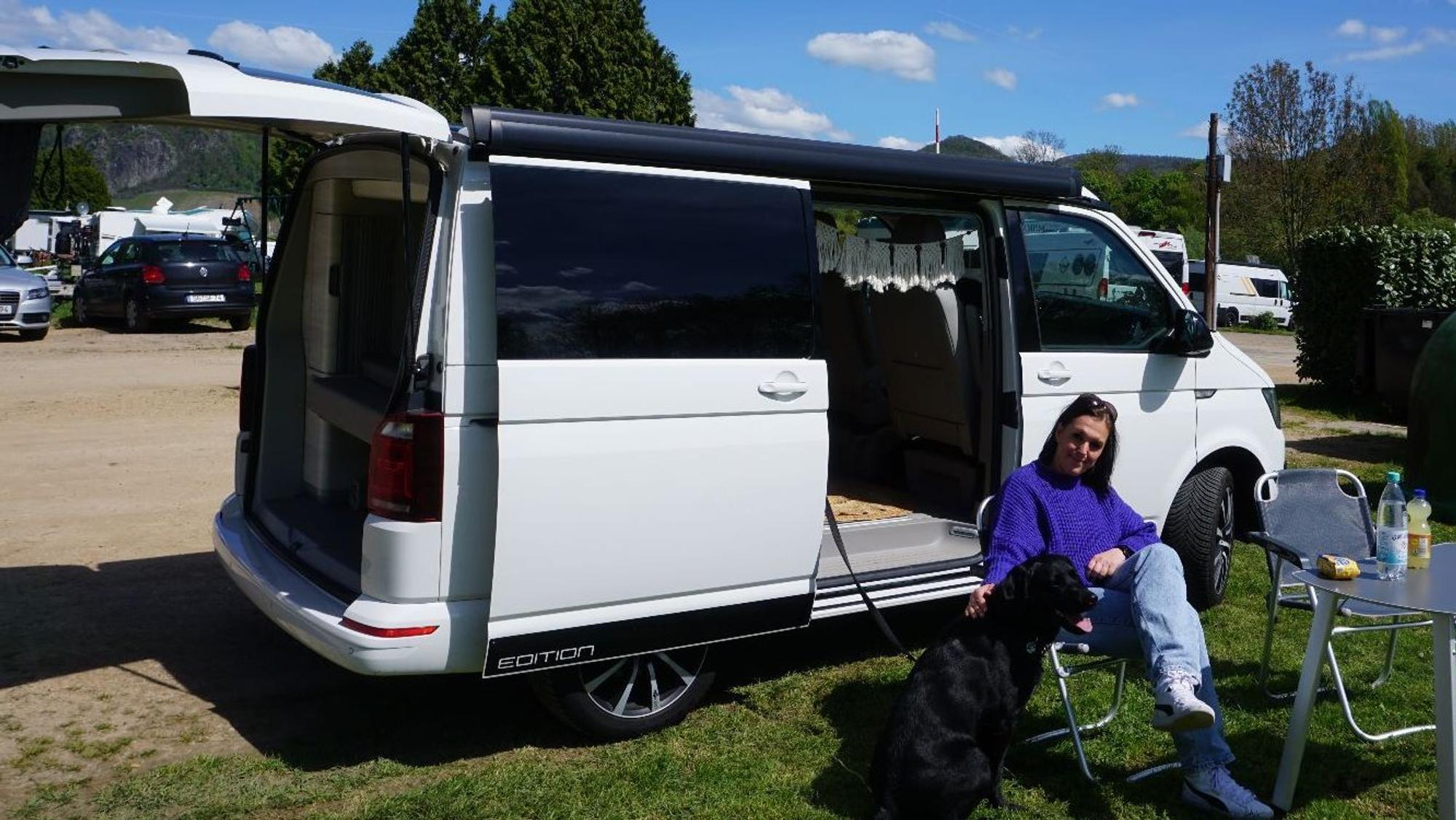 Tanja Wessendorf und Hund Jazz vor dem Bulli in Remagen
