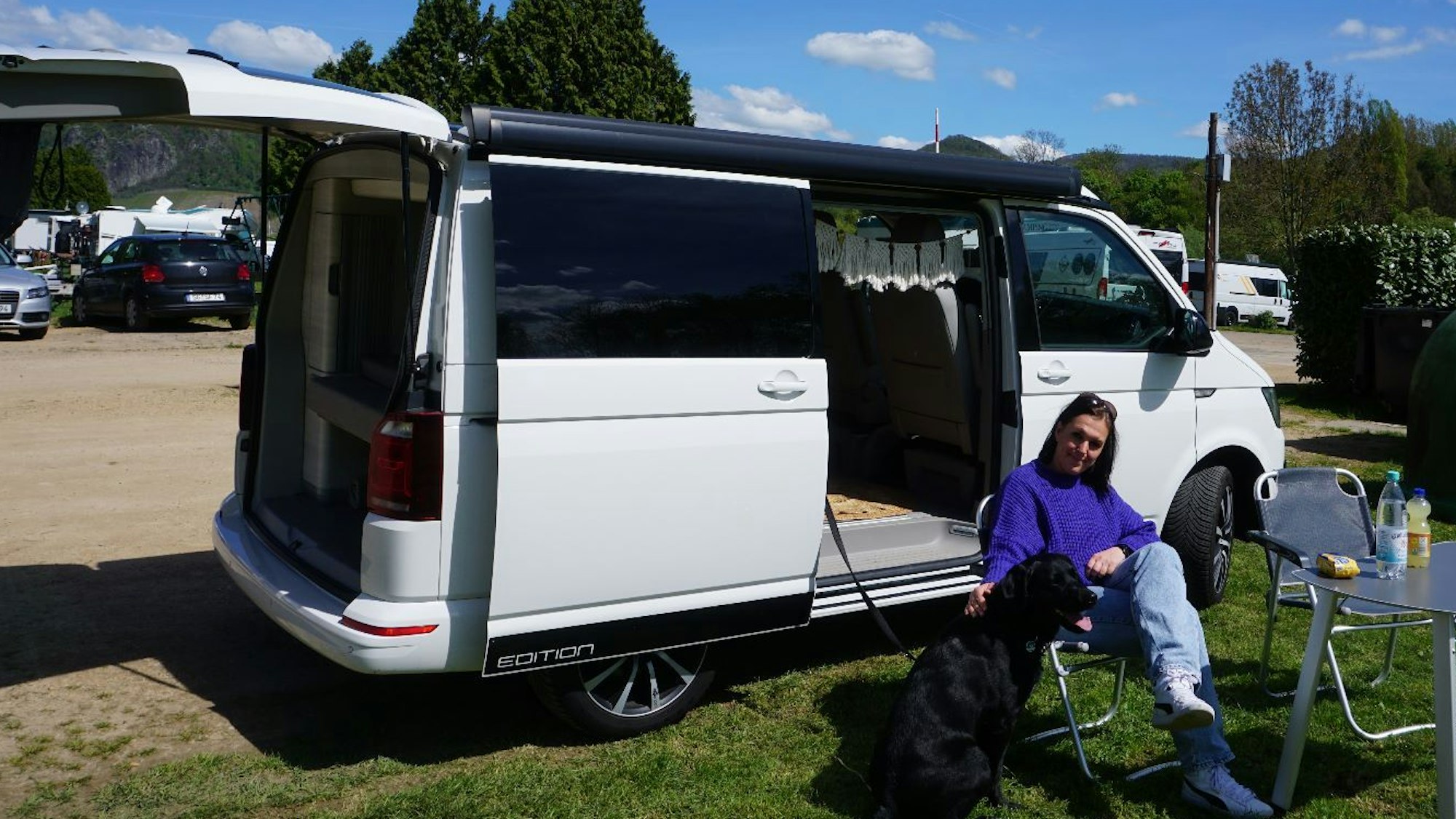 Tanja Wessendorf und Hund Jazz vor dem Bulli in Remagen