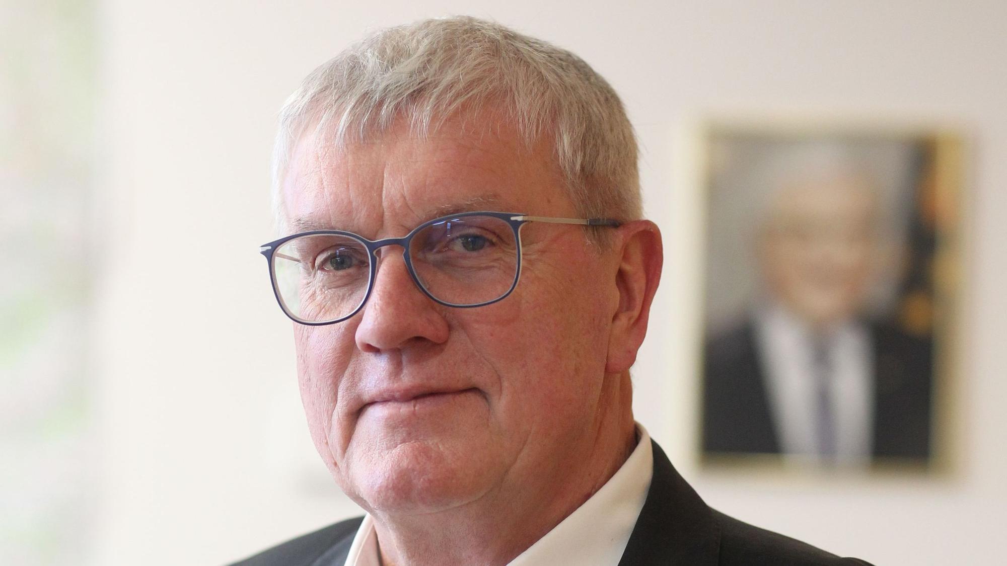 Landrat Sebastian Schuster im Gespräch mit der Redaktionsleitung mit Sandra Ebert und Christian Stahl.