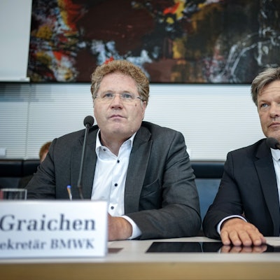 Staatssekretär Patrick Graichen mit Bundeswirtschaftsminister Robert Habeck bei einer Pressekonferenz.