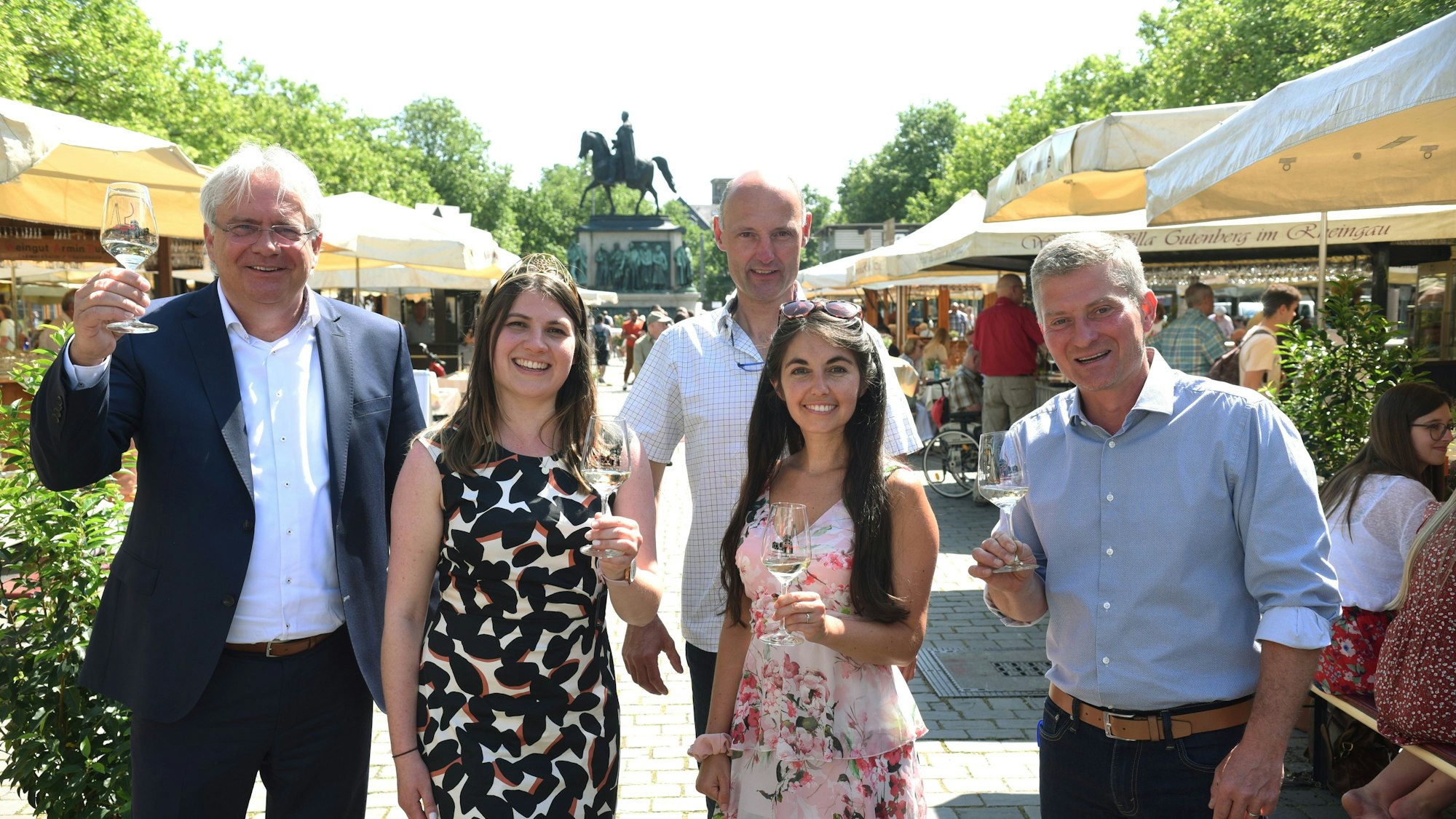 Eröffnung der Kölner Weinwoche im Mai 2022 auf dem Heumarkt. v.li. Bürgermeister Ralph Elster, Deutsche Weinprinzessin Saskia Teucke, Richard Nägler, Carolin Hillenbrand und Johannes Ohlig