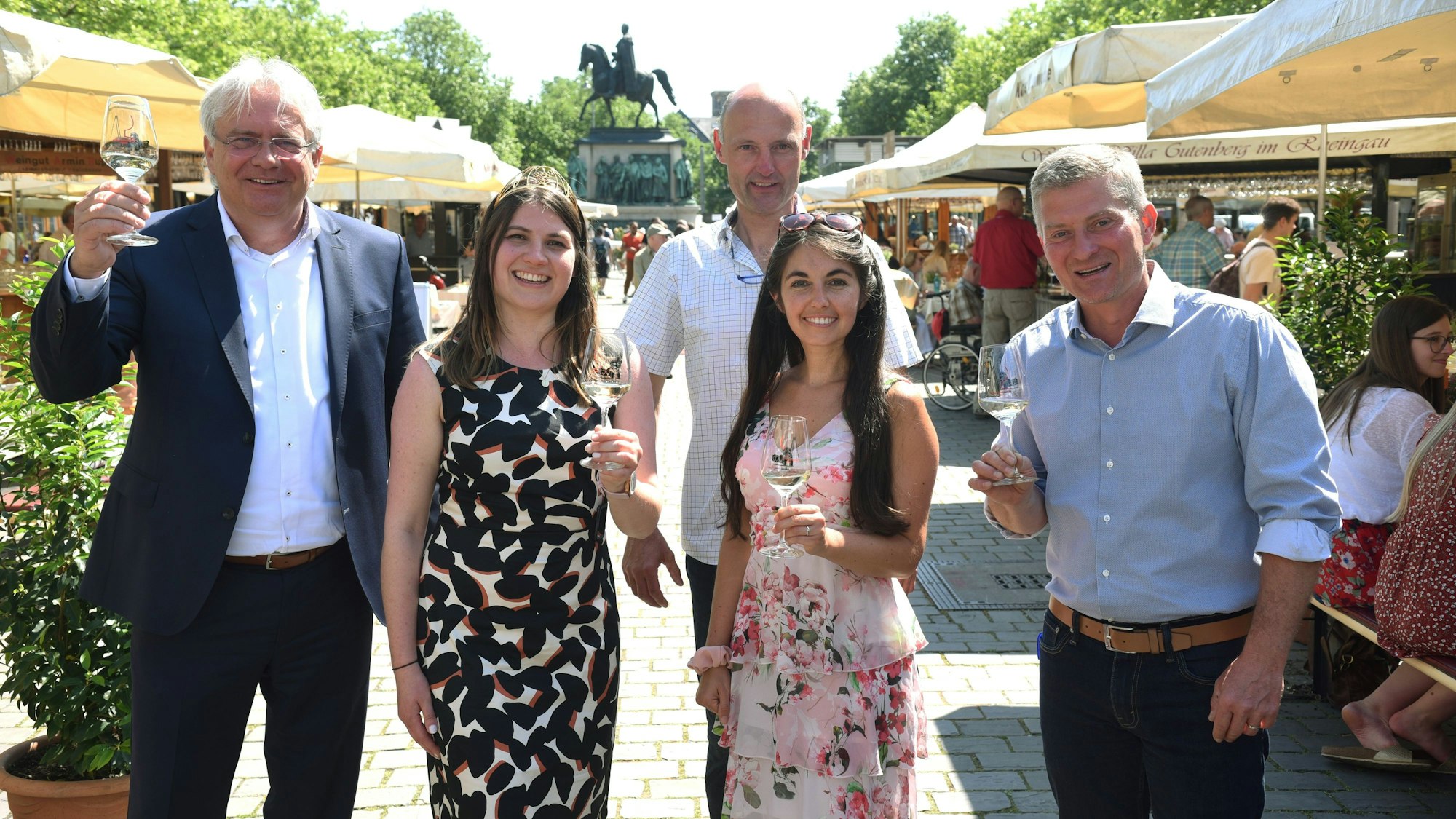 Eröffnung der Kölner Weinwoche auf dem Heumarkt.
v.li. Bürgermeister Ralph Elster, Deutsche Weinprinzessin Saskia Teucke, Richard Nägler, Carolin Hillenbrand und Johannes Ohlig.