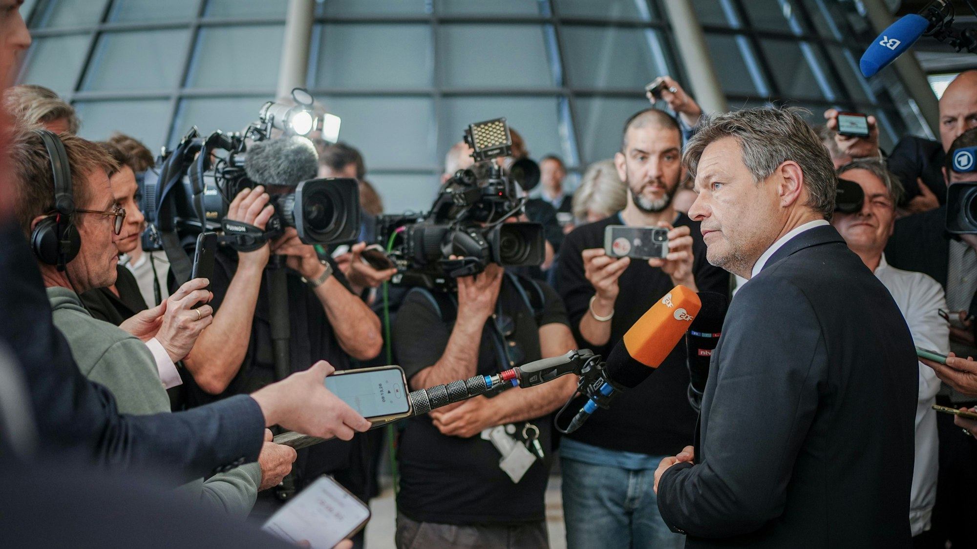 Robert Habeck (Bündnis 90/Die Grünen) nach der gemeinsamen Sitzung der Ausschüsse für Wirtschaft und Klimaschutz und Energie des Bundestages. Es ging um seinen Staatssekretär Patrick Graichen.