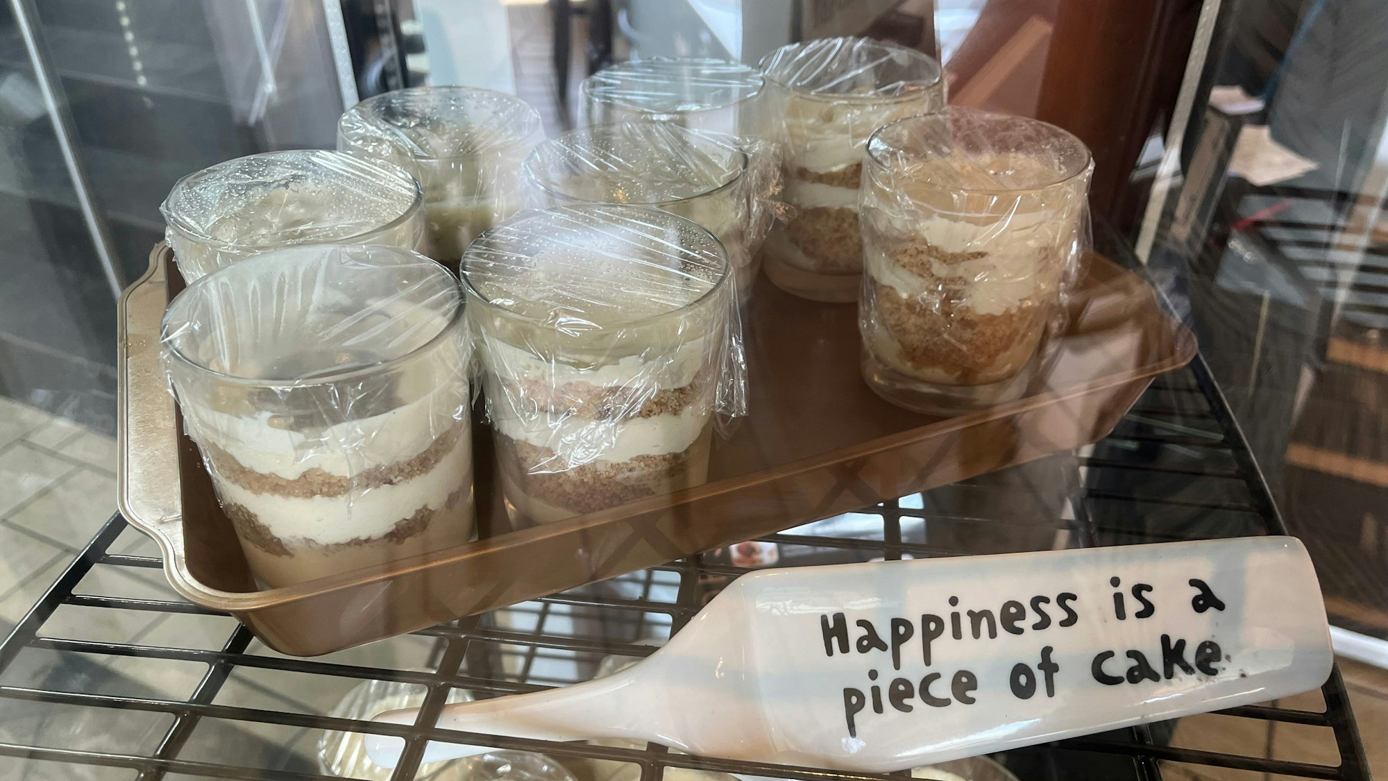 Tiramisu im Glas in einer Kühlvitrine