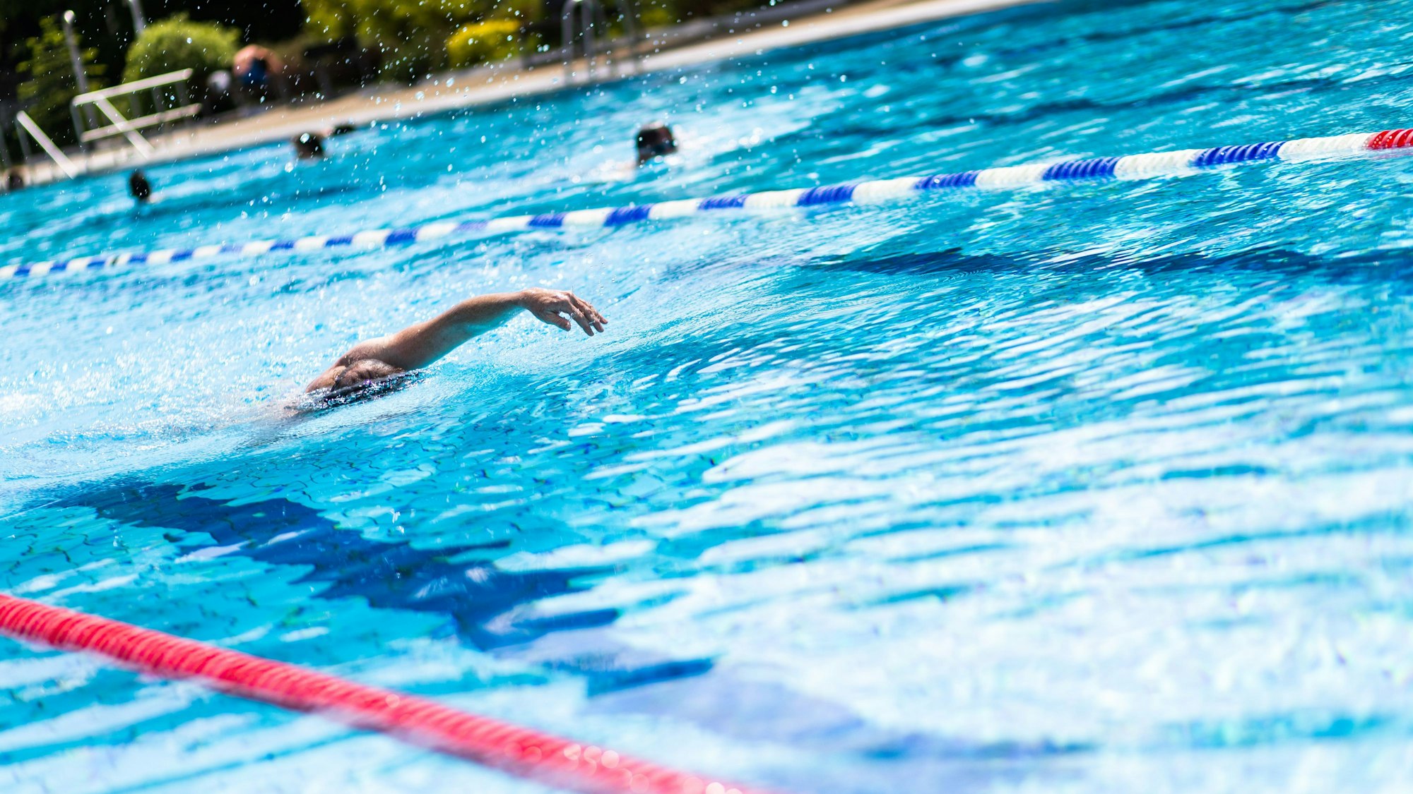 Freibad-Saison ist im Gange – die ersten Bäder in Bonn öffnen. Hier ein Symbolfoto aus einem Schwimmbad.