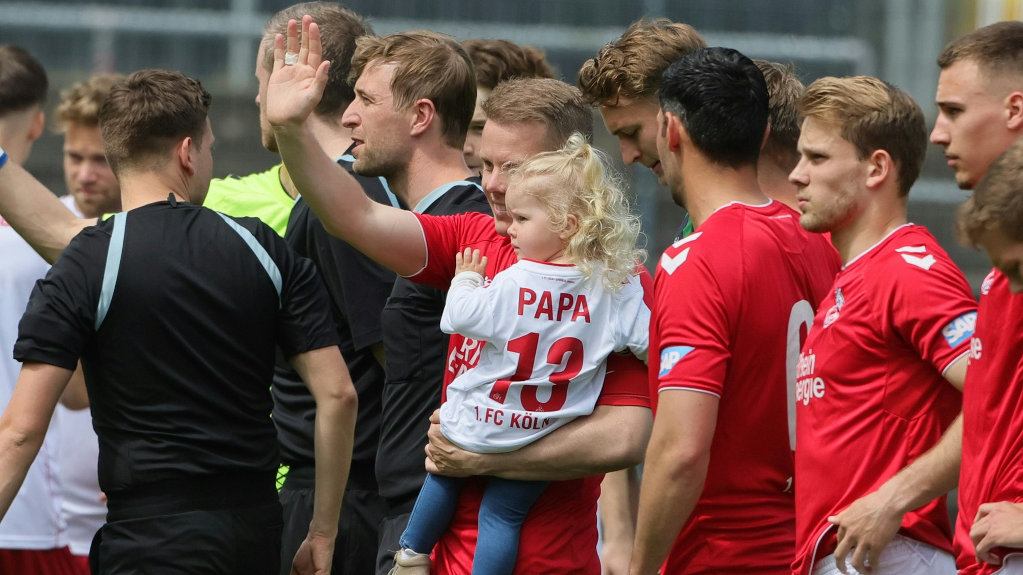 1.FC Köln U23 vs. Fortuna Köln, Regionalliga West, Saison 2022/23, Lukas Nottbeck (1. FC Köln) mit seiner Tochter, 06.05.2023, Bild: Herbert Bucco