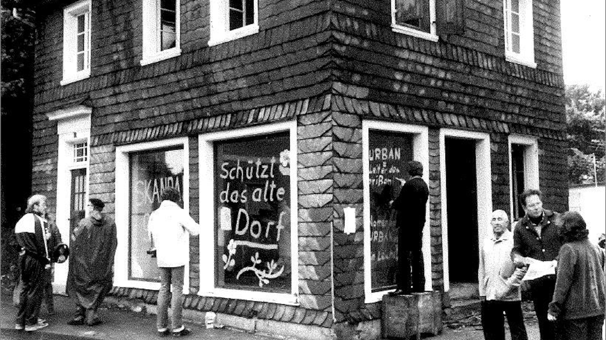 Demonstration am besetzten Fachwerkhaus.