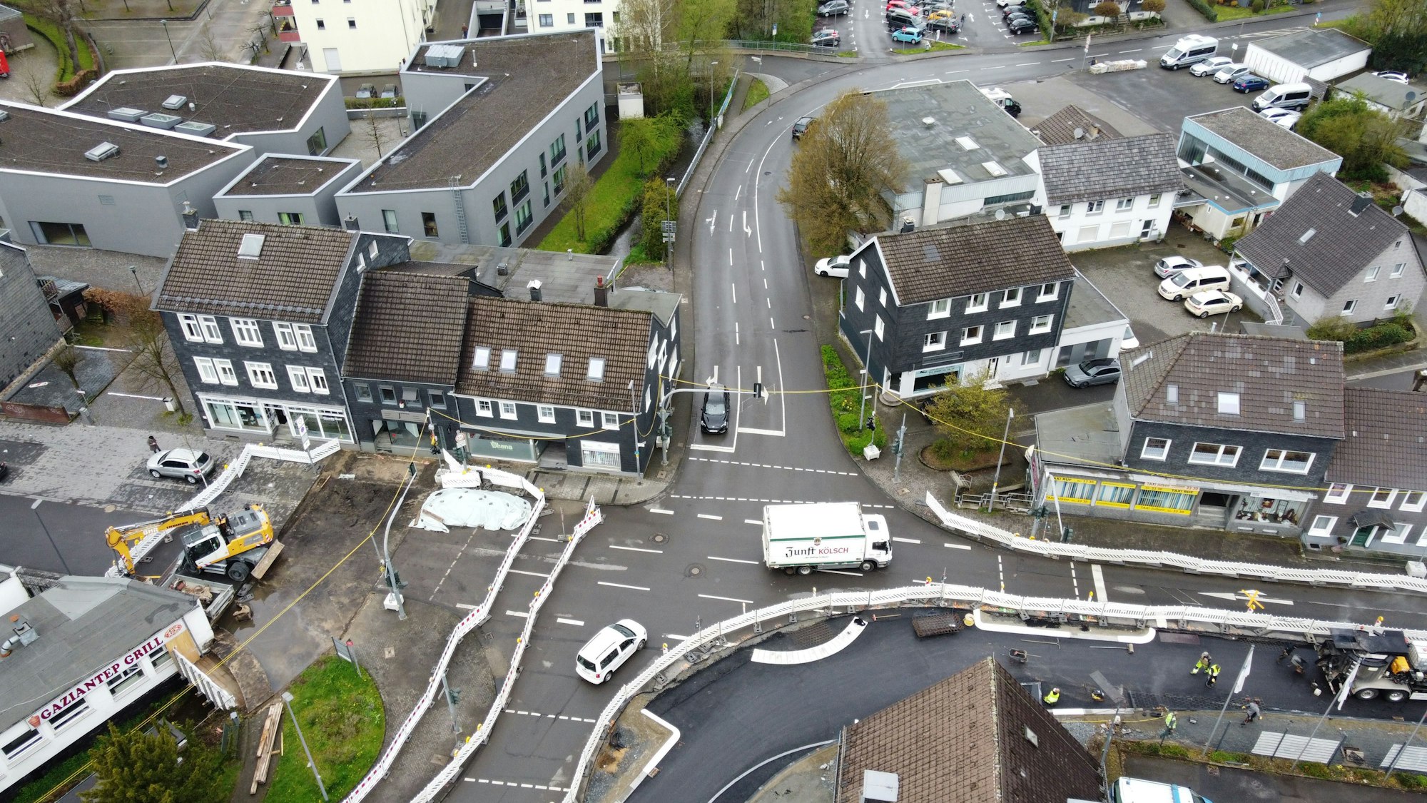 Umbau für den Kreisel an der Polizei in Wipperfürth. Ein Kreisverkehr mit umliegenden Häusern ist aus der Vogelperspektive dargestellt.