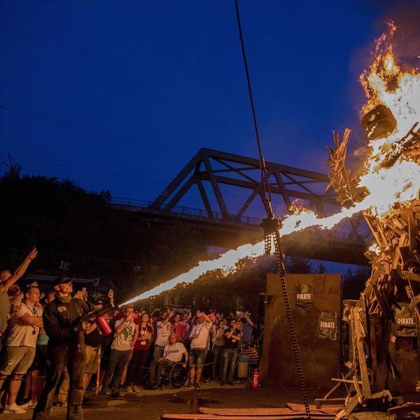 Beim Pirate Summit wird während einer großen Party ein mehrere Meter hoher Holzpirat verbrannt.