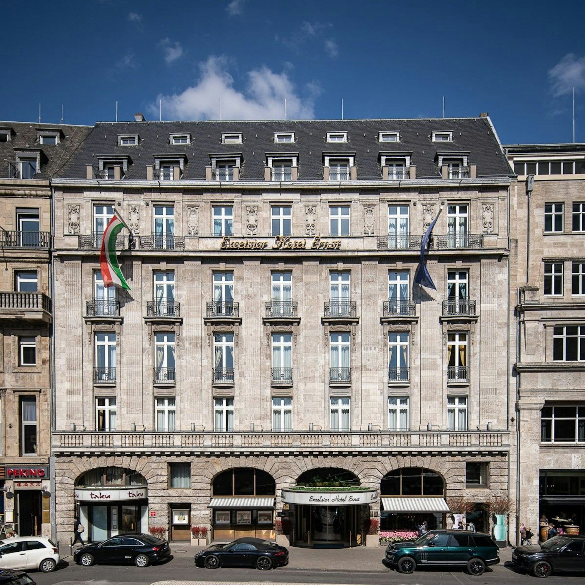 Die Hauptfassade des Excelsior Hotel Ernst in Köln mit dem Eingang.