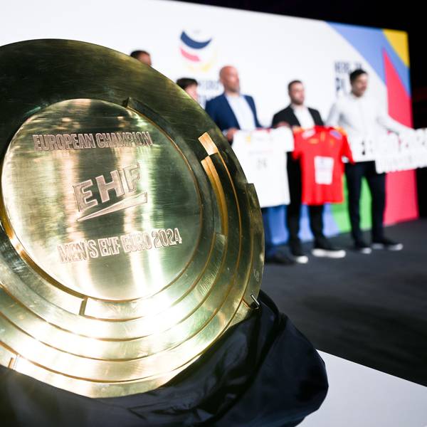 10.05.2023, Nordrhein-Westfalen, Düsseldorf: Die neue Trophäe für die Handball EM 2024 steht auf einem Tisch. Vom 10. Januar bis zum 28 Januar 2024 findet die Handball-Europameisterschaft in Deutschland statt. Foto: Federico Gambarini/dpa +++ dpa-Bildfunk +++