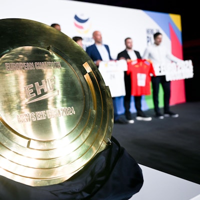 10.05.2023, Nordrhein-Westfalen, Düsseldorf: Die neue Trophäe für die Handball EM 2024 steht auf einem Tisch. Vom 10. Januar bis zum 28 Januar 2024 findet die Handball-Europameisterschaft in Deutschland statt. Foto: Federico Gambarini/dpa +++ dpa-Bildfunk +++