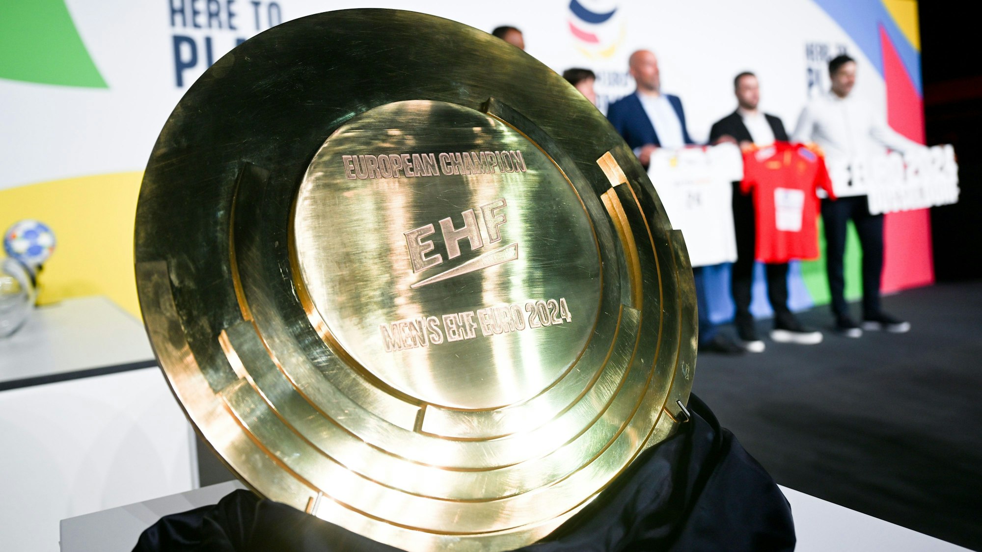 10.05.2023, Nordrhein-Westfalen, Düsseldorf: Die neue Trophäe für die Handball EM 2024 steht auf einem Tisch. Vom 10. Januar bis zum 28 Januar 2024 findet die Handball-Europameisterschaft in Deutschland statt. Foto: Federico Gambarini/dpa +++ dpa-Bildfunk +++