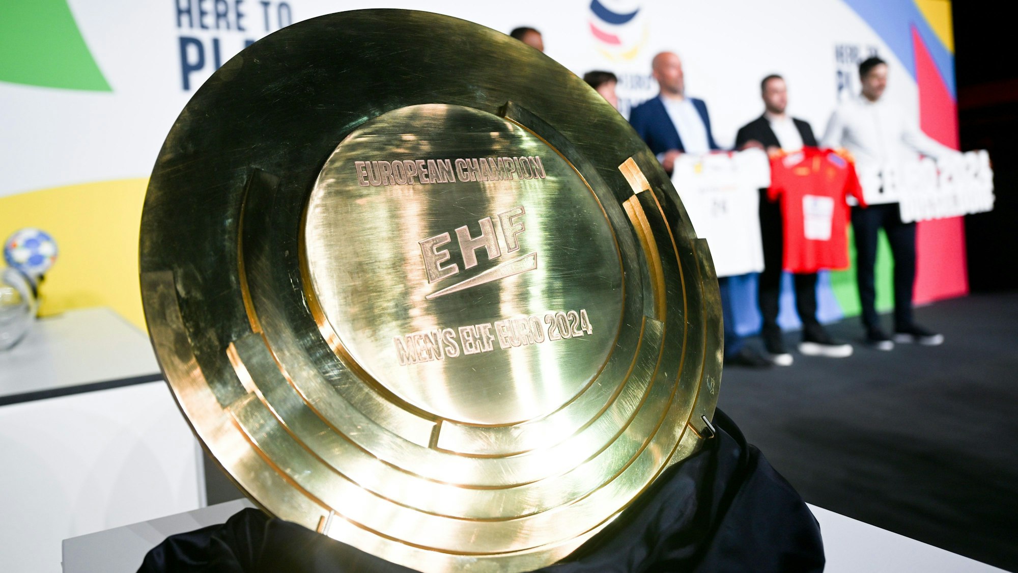 10.05.2023, Nordrhein-Westfalen, Düsseldorf: Die neue Trophäe für die Handball EM 2024 steht auf einem Tisch. Vom 10. Januar bis zum 28 Januar 2024 findet die Handball-Europameisterschaft in Deutschland statt. Foto: Federico Gambarini/dpa +++ dpa-Bildfunk +++