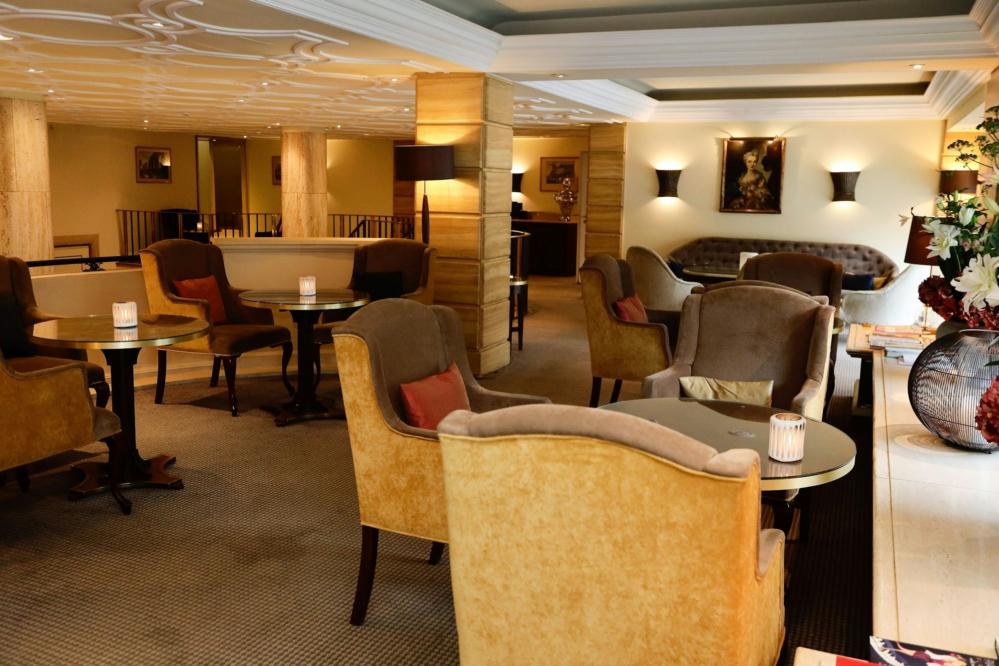 Die obere Ebene der Lobby mit zahlreichen Sitzgruppen