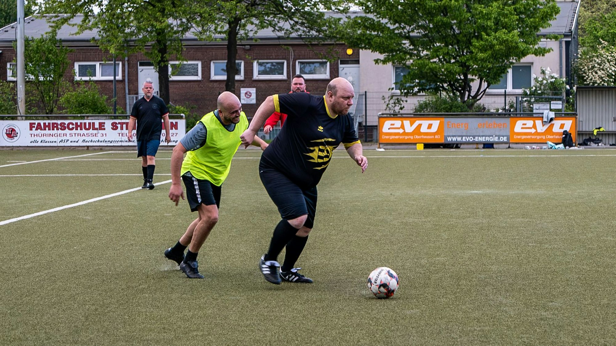 Sven Posberg vom SC Buschhausen am Ball.
