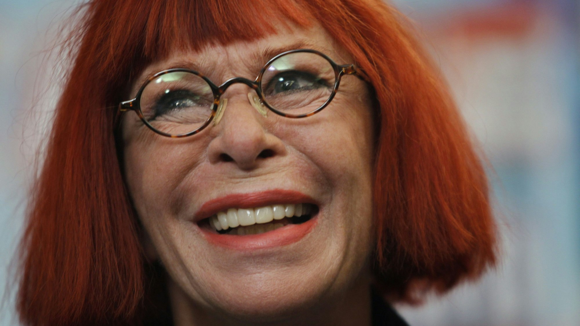 Argentinien, Buenos Aires: Die brasilianische Rocksängerin Rita Lee lächelt auf einer Pressekonferenz. Lee starb 2023 im Alter von 75 Jahren in ihrem Zuhause in São Paulo.