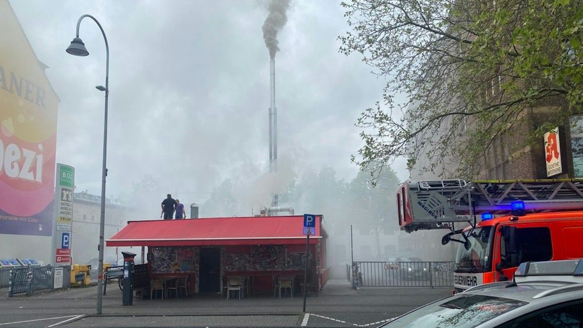 Rauch über dem Kebapland am Montag in Köln-Ehrenfeld.