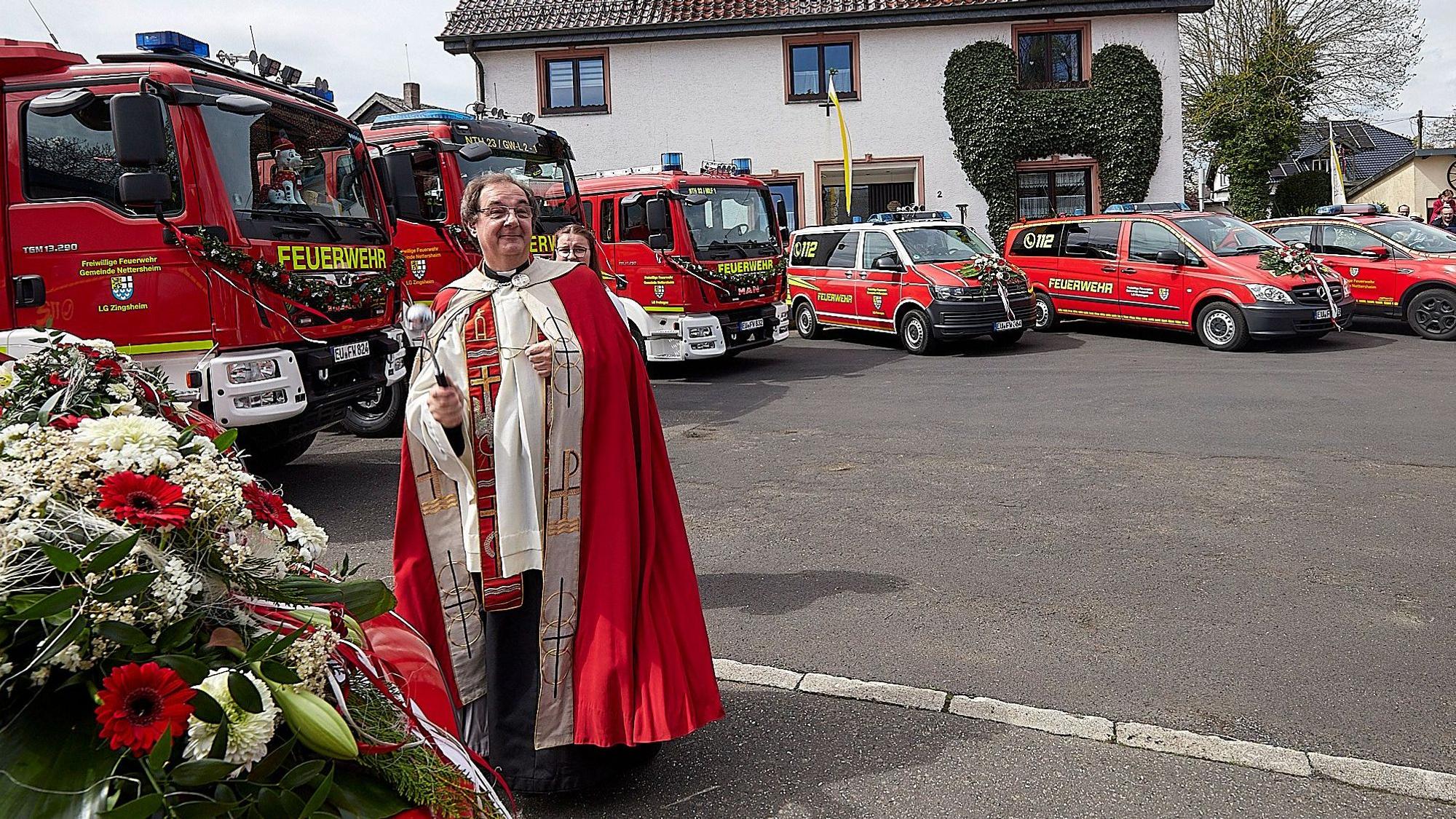 Pater Paul Cyrus aus Steinfeld steht vor den acht neuen Fahrzeugen, die er einweihte.