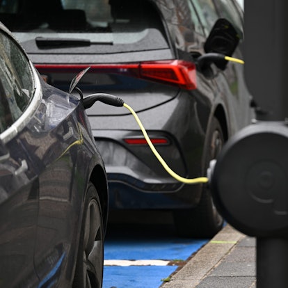 E-Autos stehen an E-Ladesäulen.