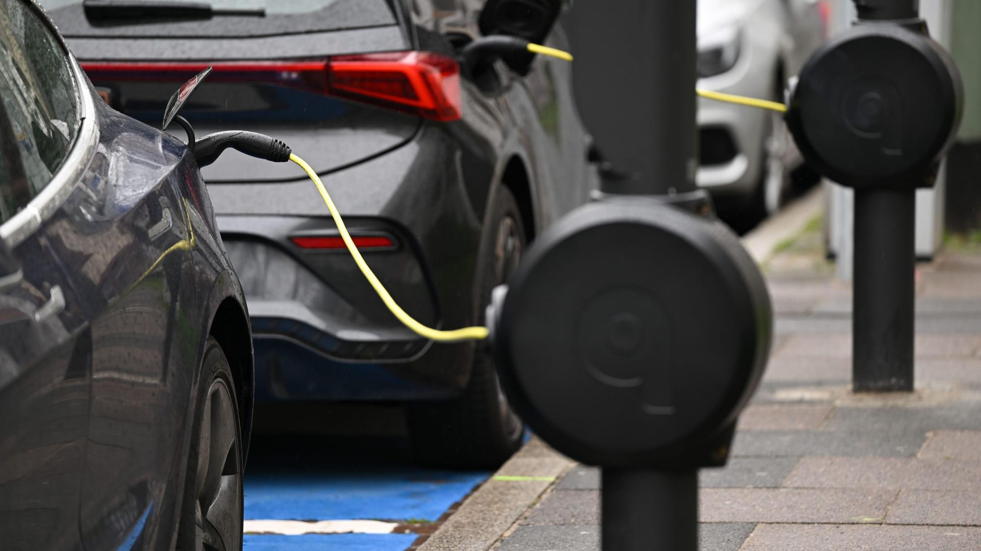 E-Autos stehen an E-Ladesäulen.