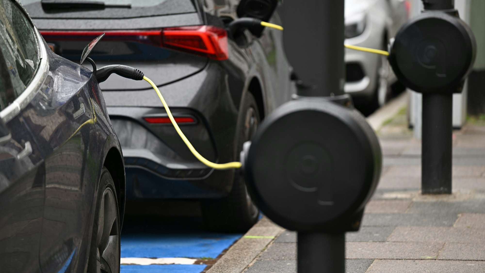 E-Autos stehen an E-Ladesäulen.