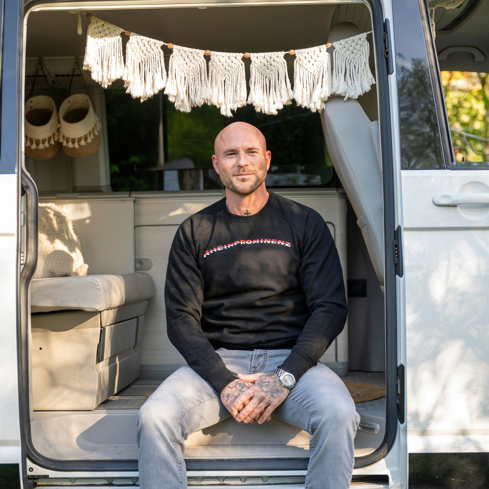 Patrick Winkel aus Bergisch Gladbach in seinem Bulli.