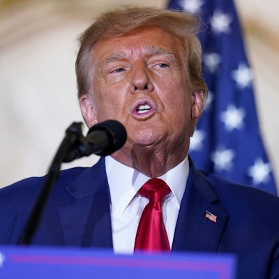 US-Ex-Präsident Donald Trump spricht in ein Mikrofon.