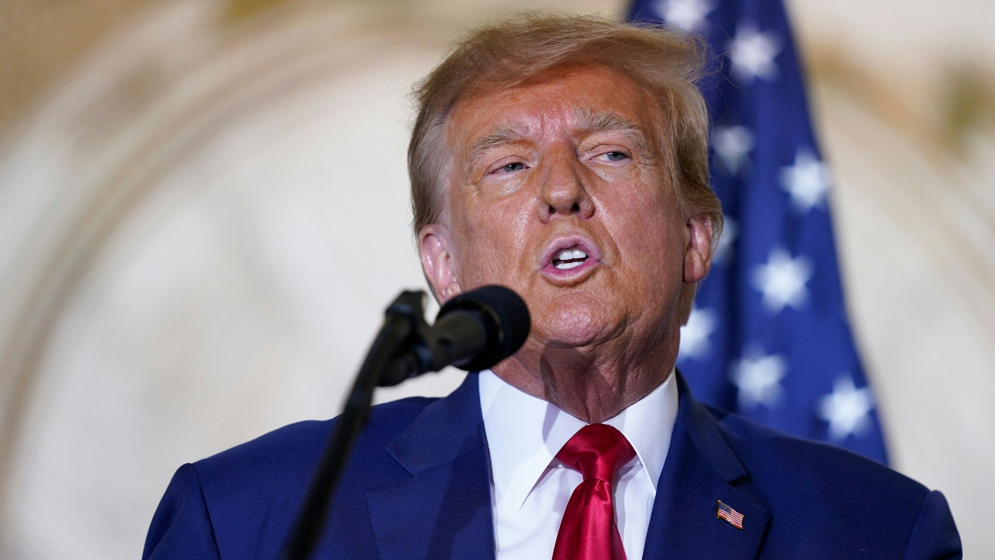 US-Ex-Präsident Donald Trump spricht in ein Mikrofon.