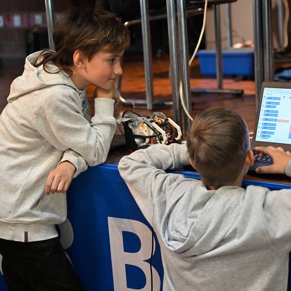 Overather Schüler am Laptop