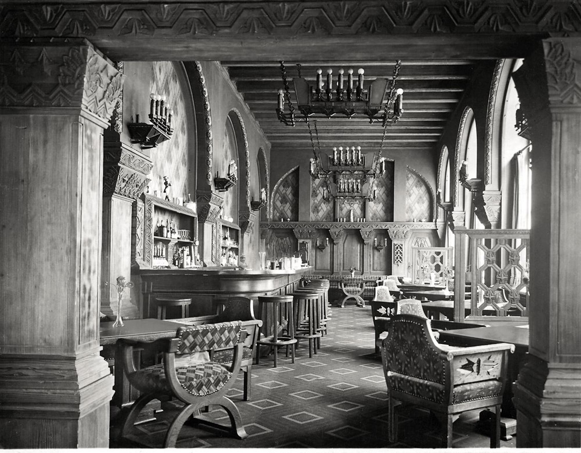 Die Hotel-Bar 1926 mit Holzvertäfelung und schwerem Gestühl.