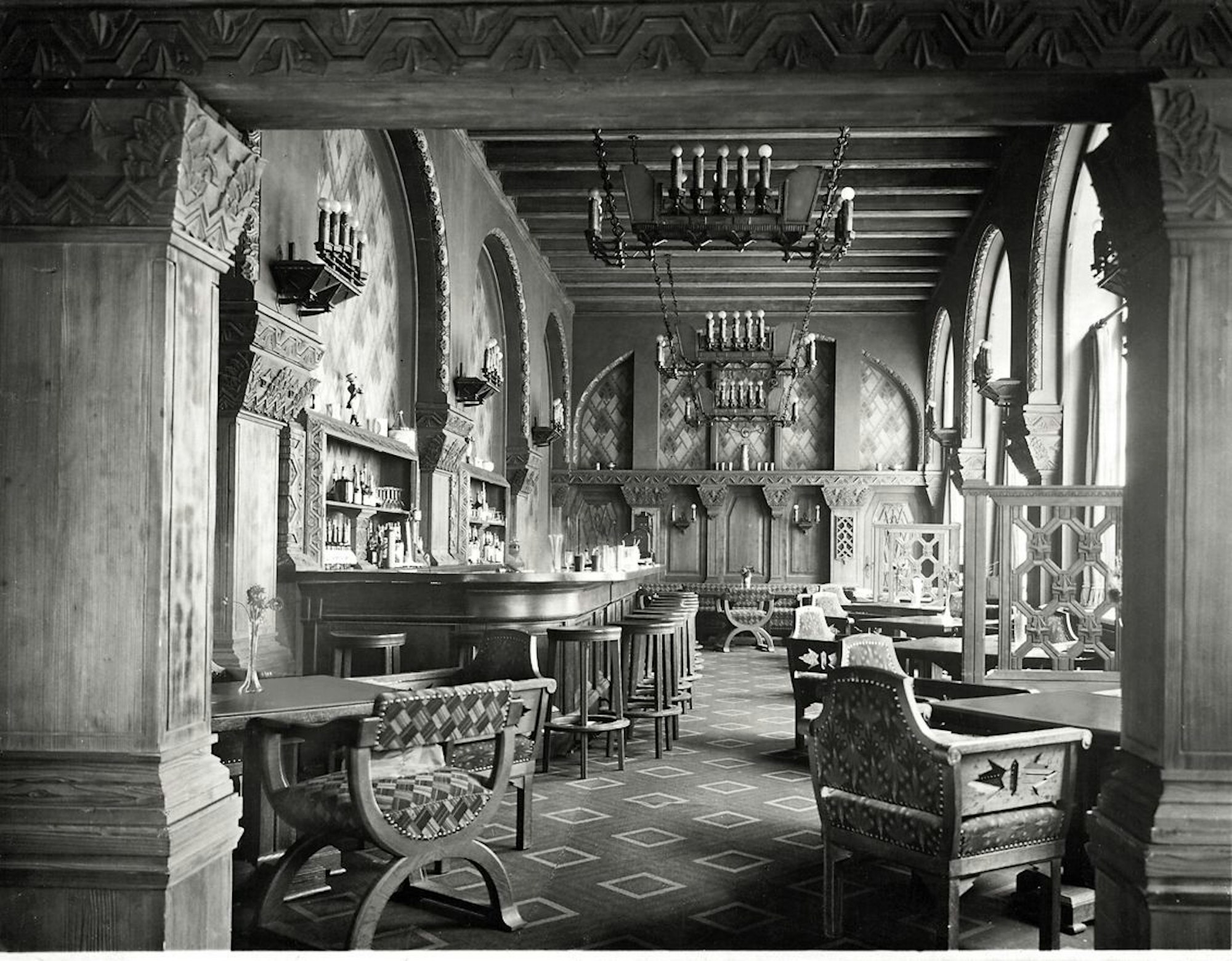 Die Hotel-Bar 1926 mit Holzvertäfelung und schwerem Gestühl.