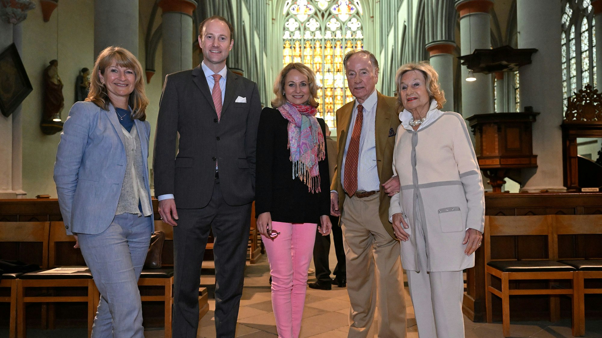 v.l. Geschäftsführerin Catrin Riquier, Hans-Christian Zanders, Tatjana von Spee (geb. Zanders), Wolfgang Zanders, Sylvia Zanders posieren für die Kamera im Altenberger Dom.