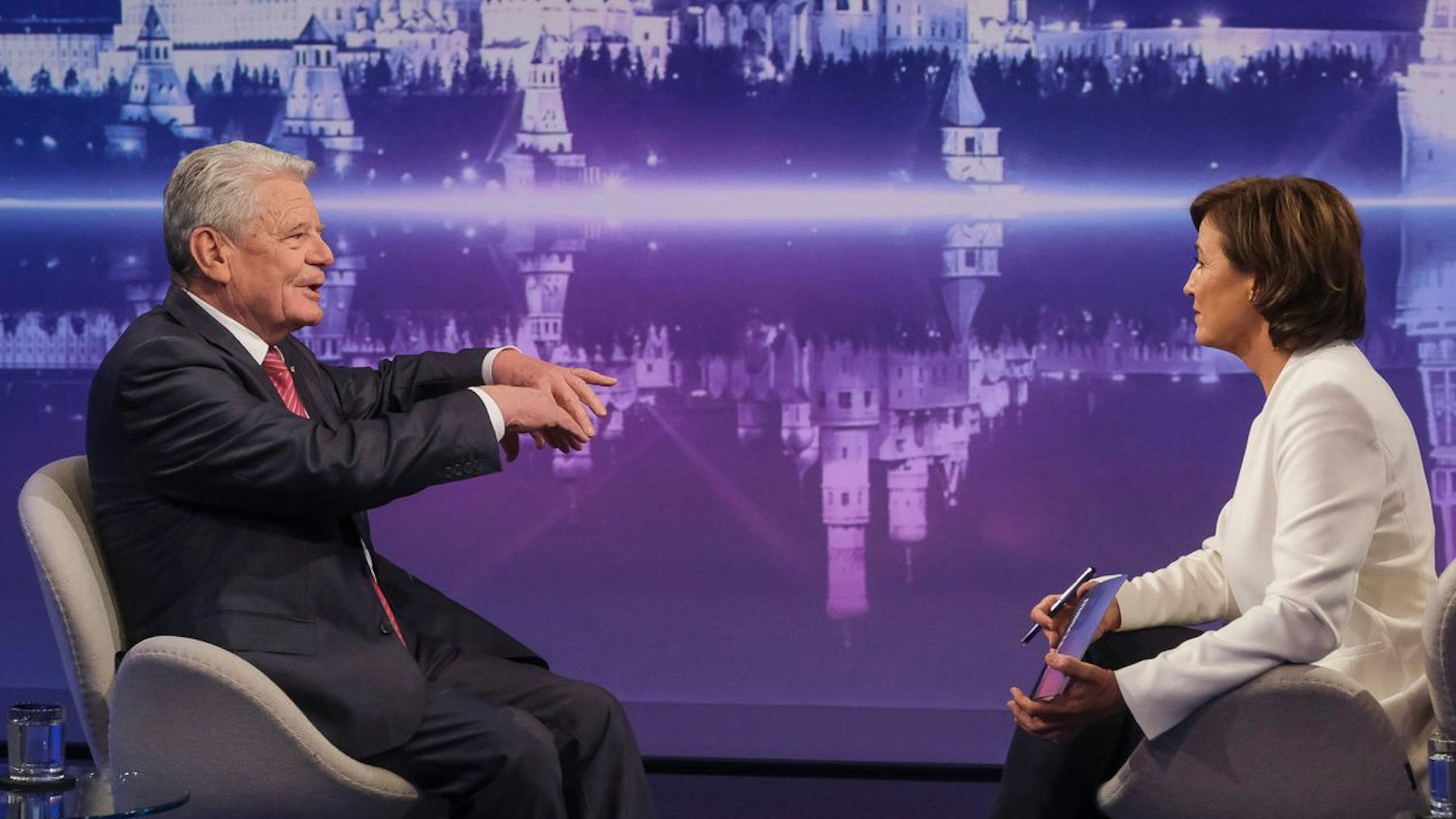 Der ehemalige Bundespräsident Joachim Gauck im Gespräch mit Sandra Maischberger.