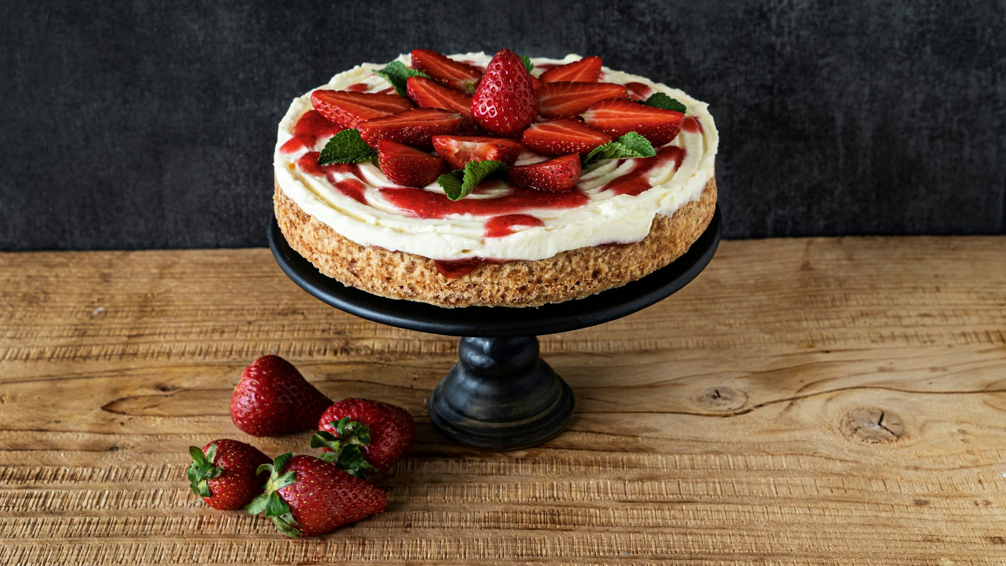 Was die Erdbeertarte unwiderstehlich macht, ist ein krosser Boden, eine cremigsüße Mitte und obenauf eine fruchtige Krönung.