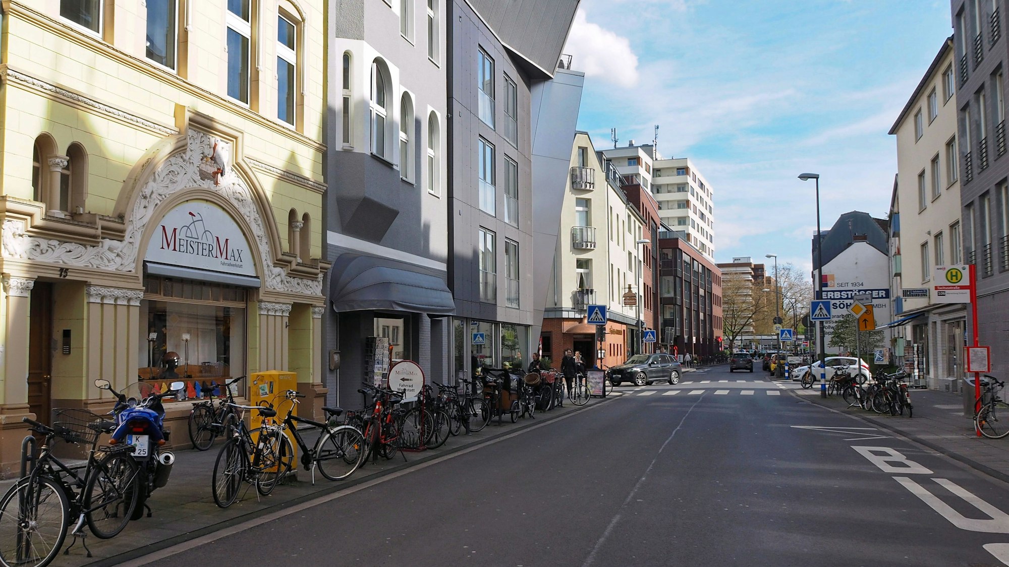 Die Einkaufsstraße mit Geschäften links und rechts.