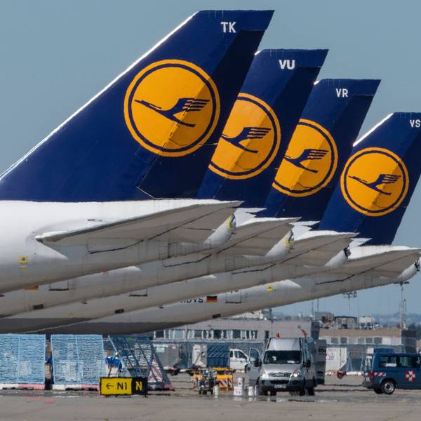 Passagiermaschinen der Lufthansa stehen auf dem Rollfeld des Flughafens Frankfurt.