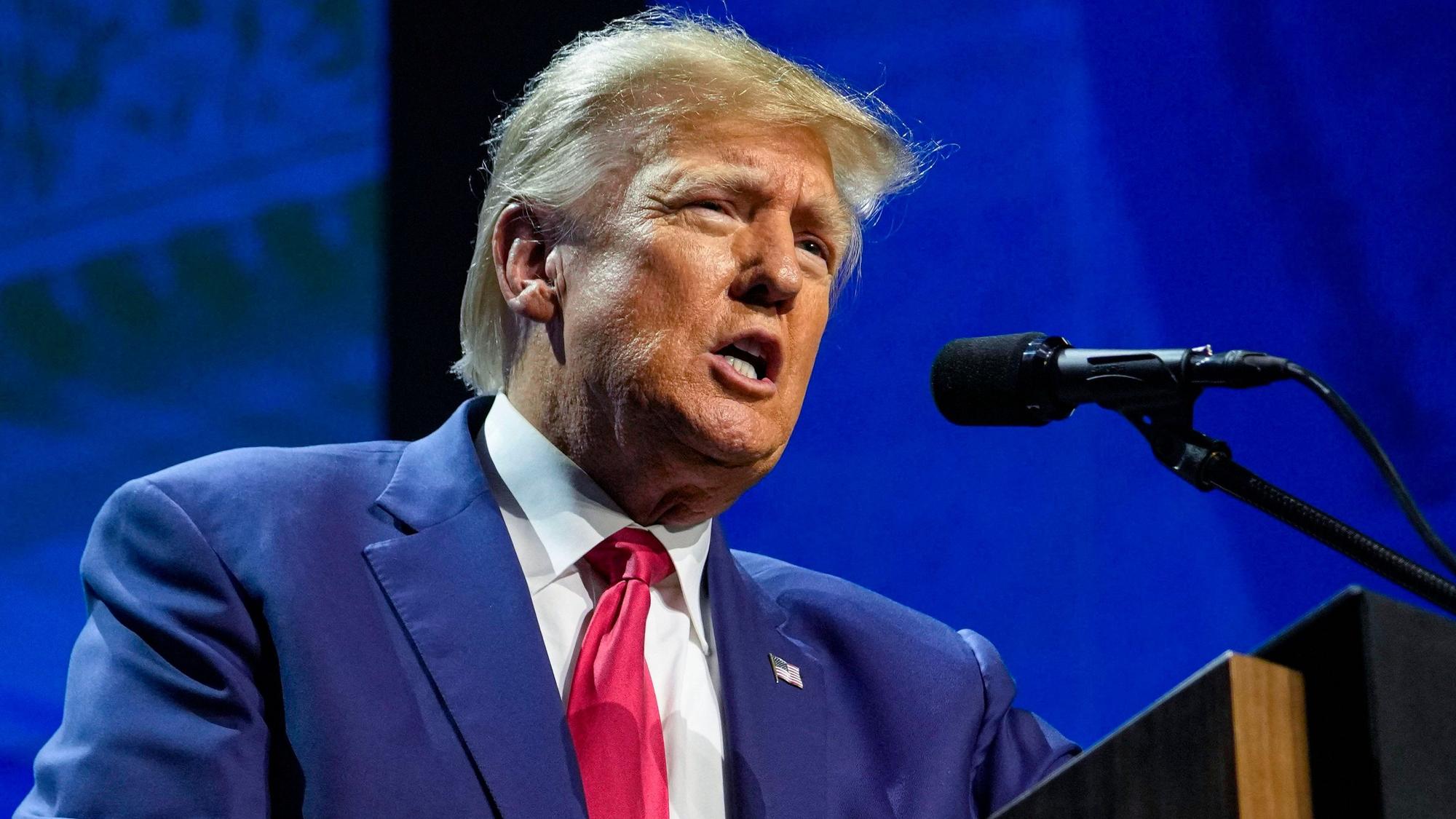 Donald Trump, ehemaliger Präsident der USA, wurde am Dienstag wegen sexuellen Missbrauchs verurteilt. Trump bezeichnet den Prozess als „Travestie der Justiz“. Sein mutmaßliches Opfer zeigt sich unterdessen erfreut.