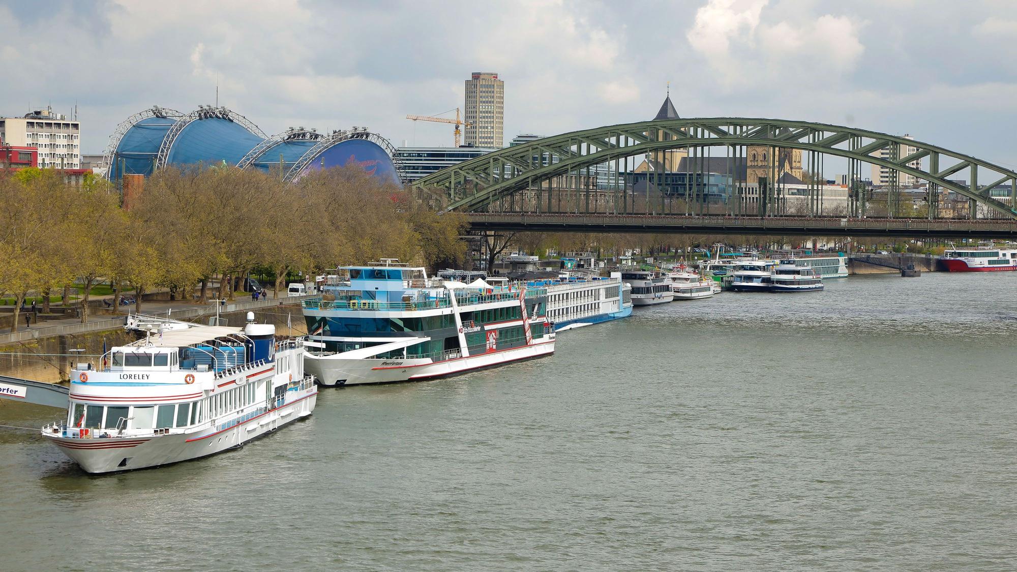 KD-Schiffe an der Frankenwerft am Kölner Rheinufer.