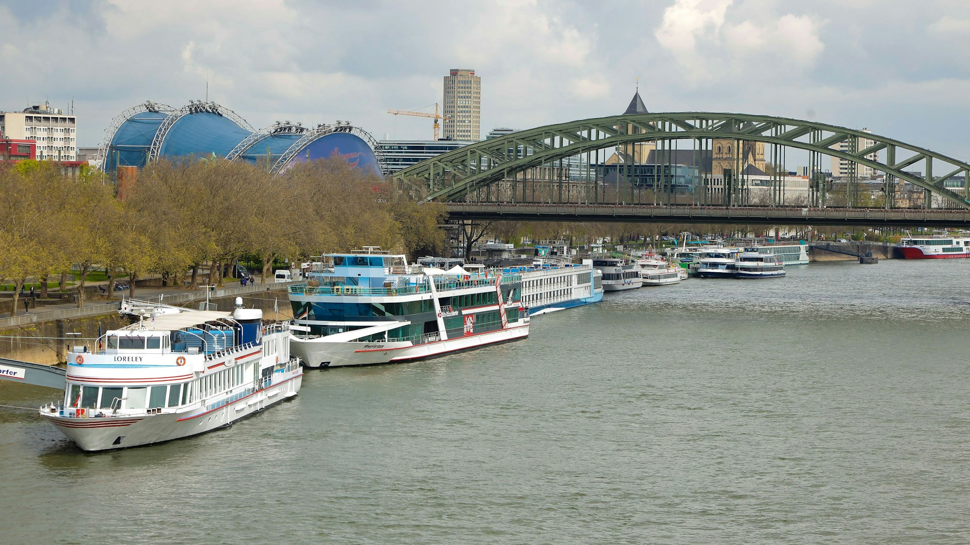 KD-Schiffe an der Frankenwerft am Kölner Rheinufer.