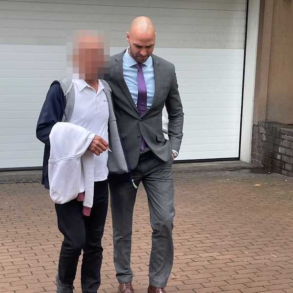 Der Angeklagte (l.) mit seinem Verteidiger Jan Victor Khati.