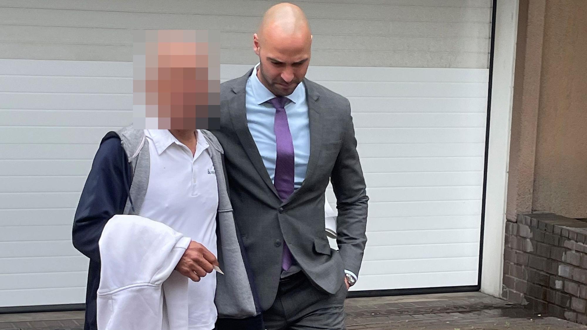 Als freier Mann verlässt der Angeklagte (l.) das Landgericht mit seinem Verteidiger Jan Victor Khatib.