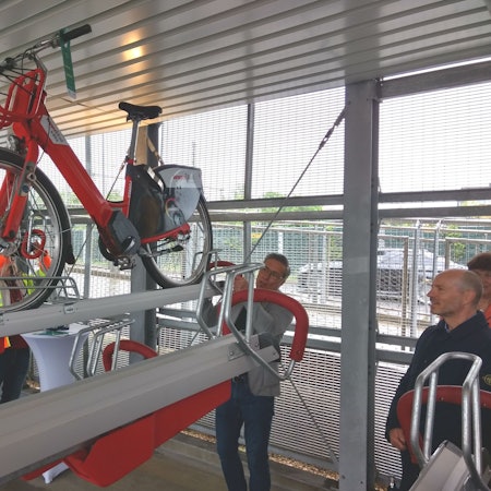Andreas Schönfeld, nbso, zeigt, wie man ein E-Bike im Parkhaus parkt.